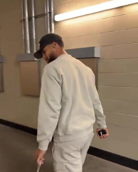 微微歪头一笑！NBA官方晒库里入场视频 手提保温杯很轻松